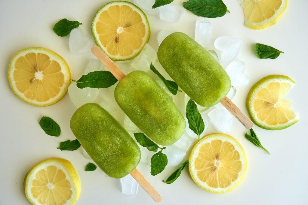 frozen fruit popsicles with lemon slices for the manzanilla sophia blog
