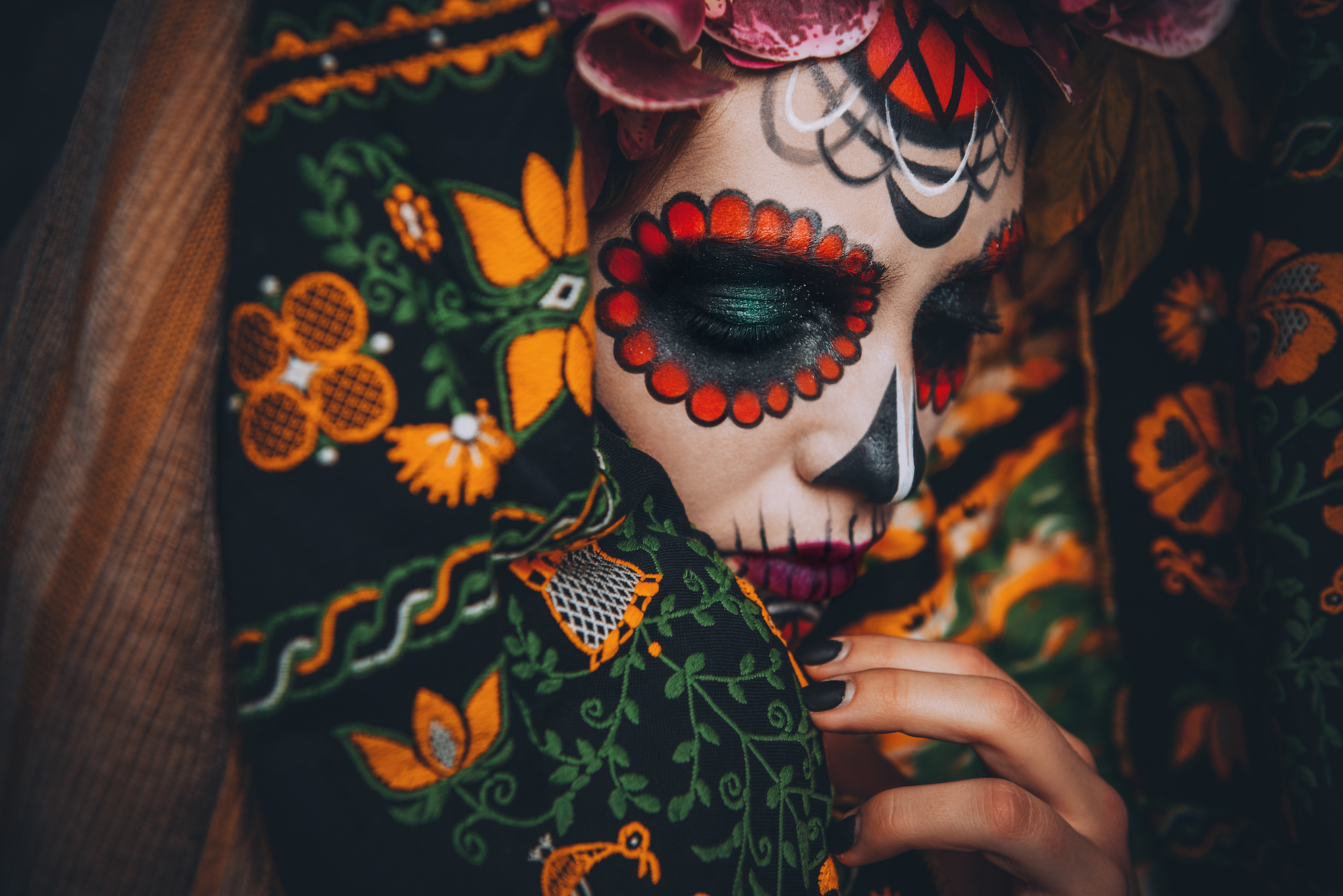A woman dressed up for day of the dead for the Manzanilla Sophia blog about Mexican culture